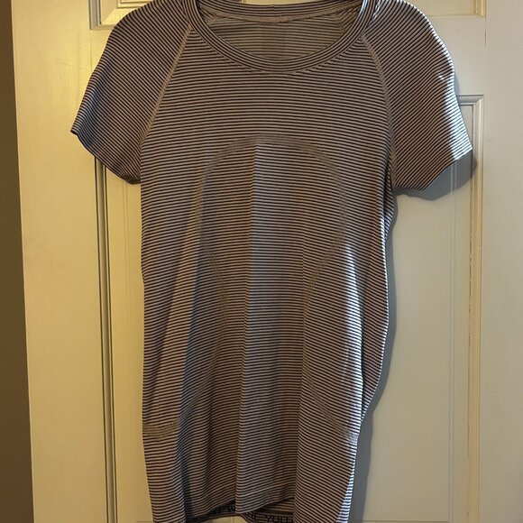 Swiftly Tech Short Sleeve Shirt 2.0 Size 6 Striped - Picture 2 of 6